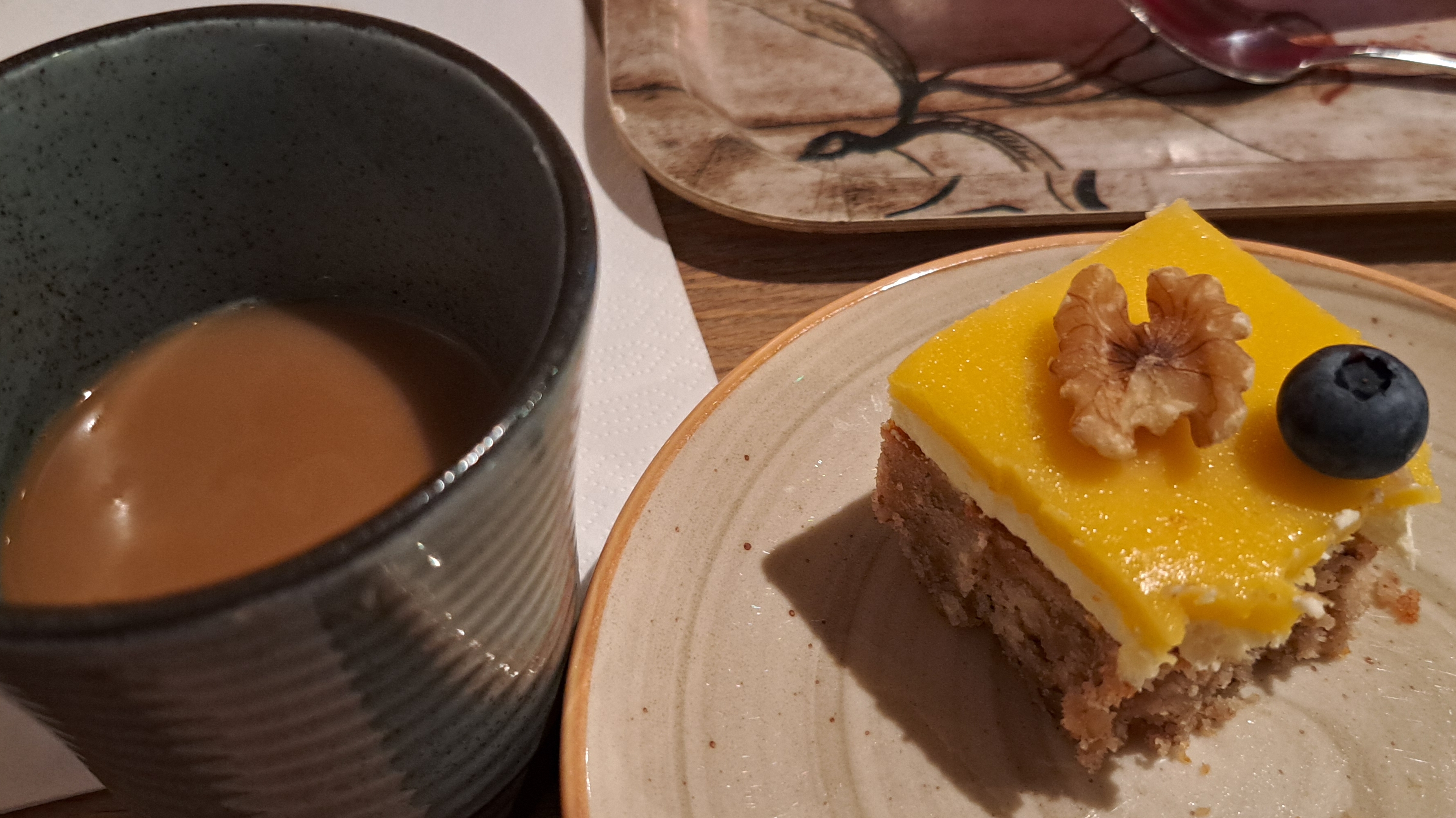 Kaffeebecher und Torte 