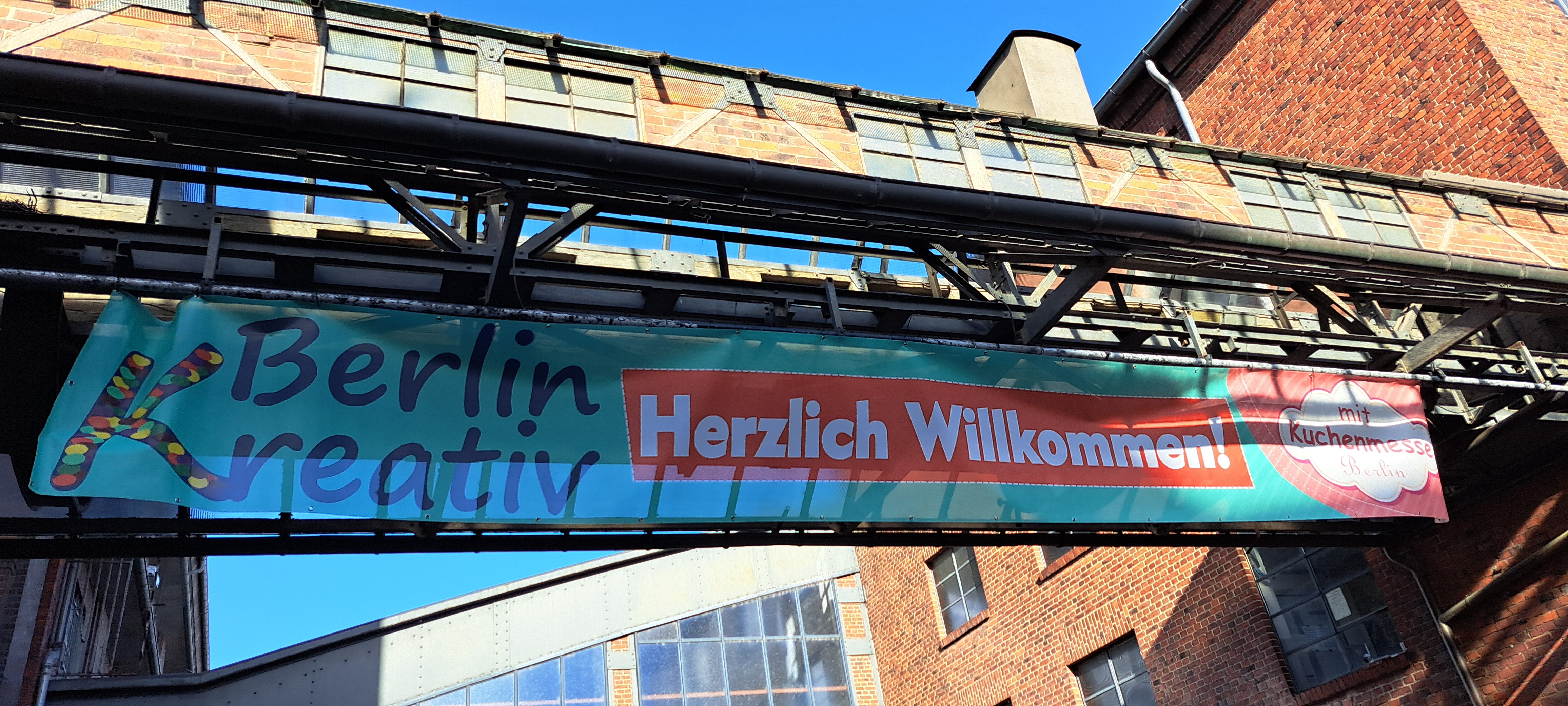 Messebanner hängt am Eingang zur Arena Berlin