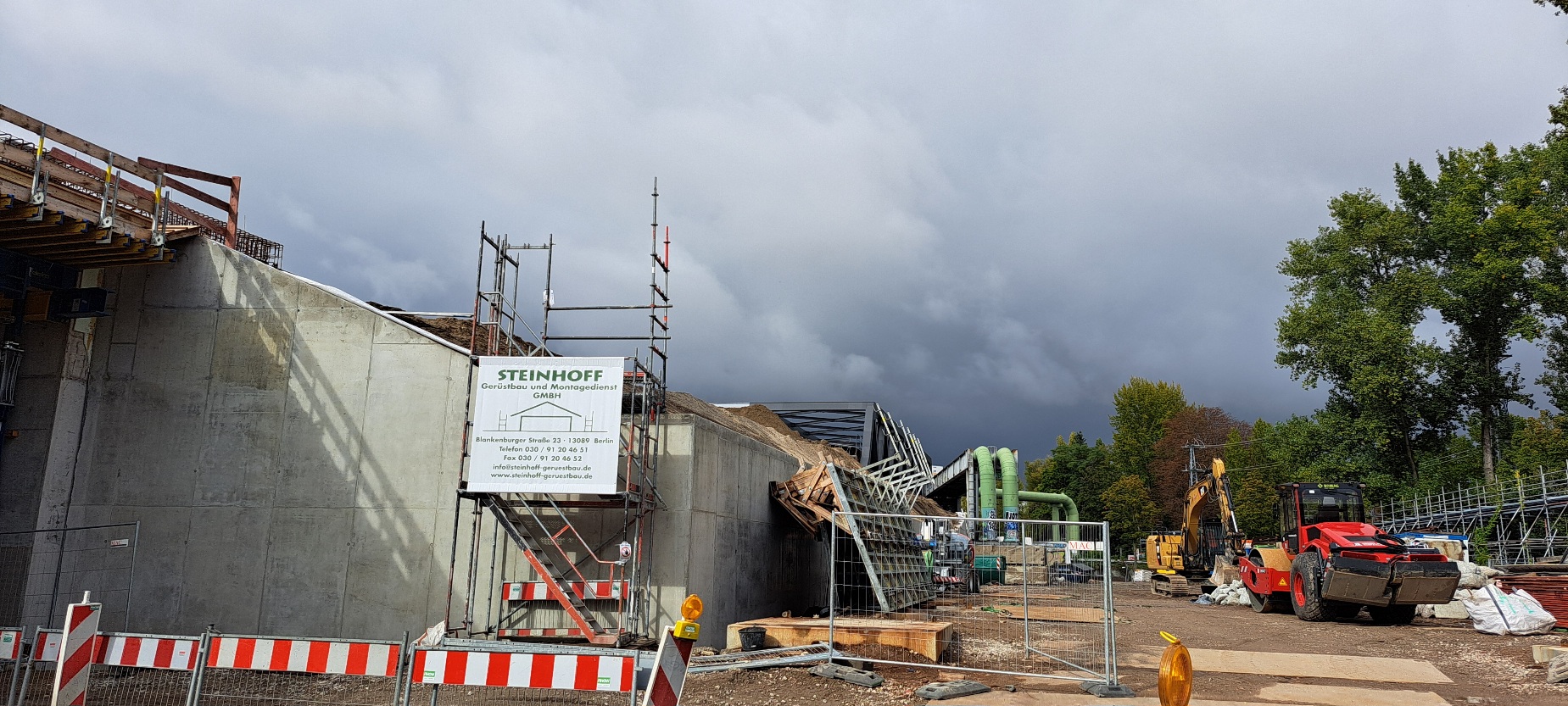 Brückenbaustelle, dunkle Wolken