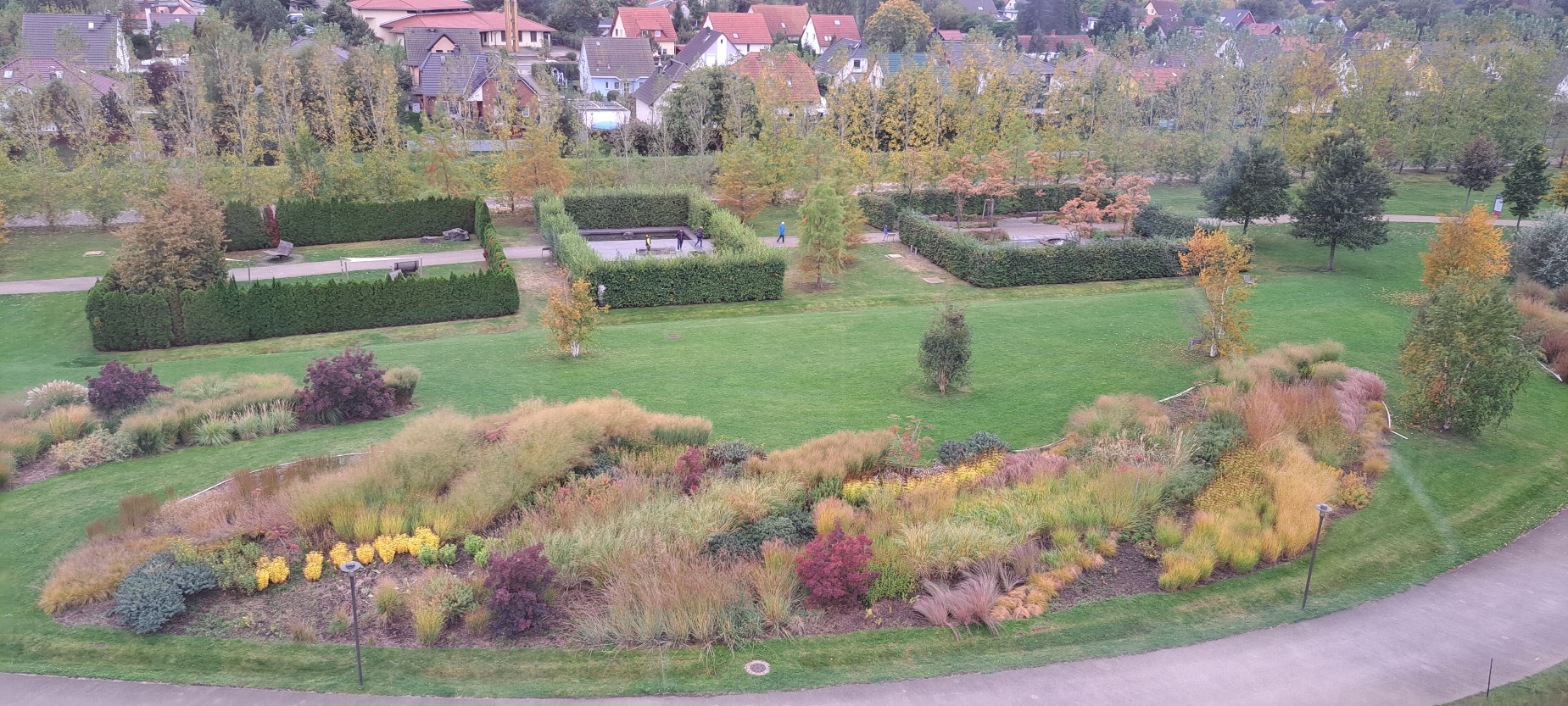 Blick auf Gärten aus Seilbahngondel