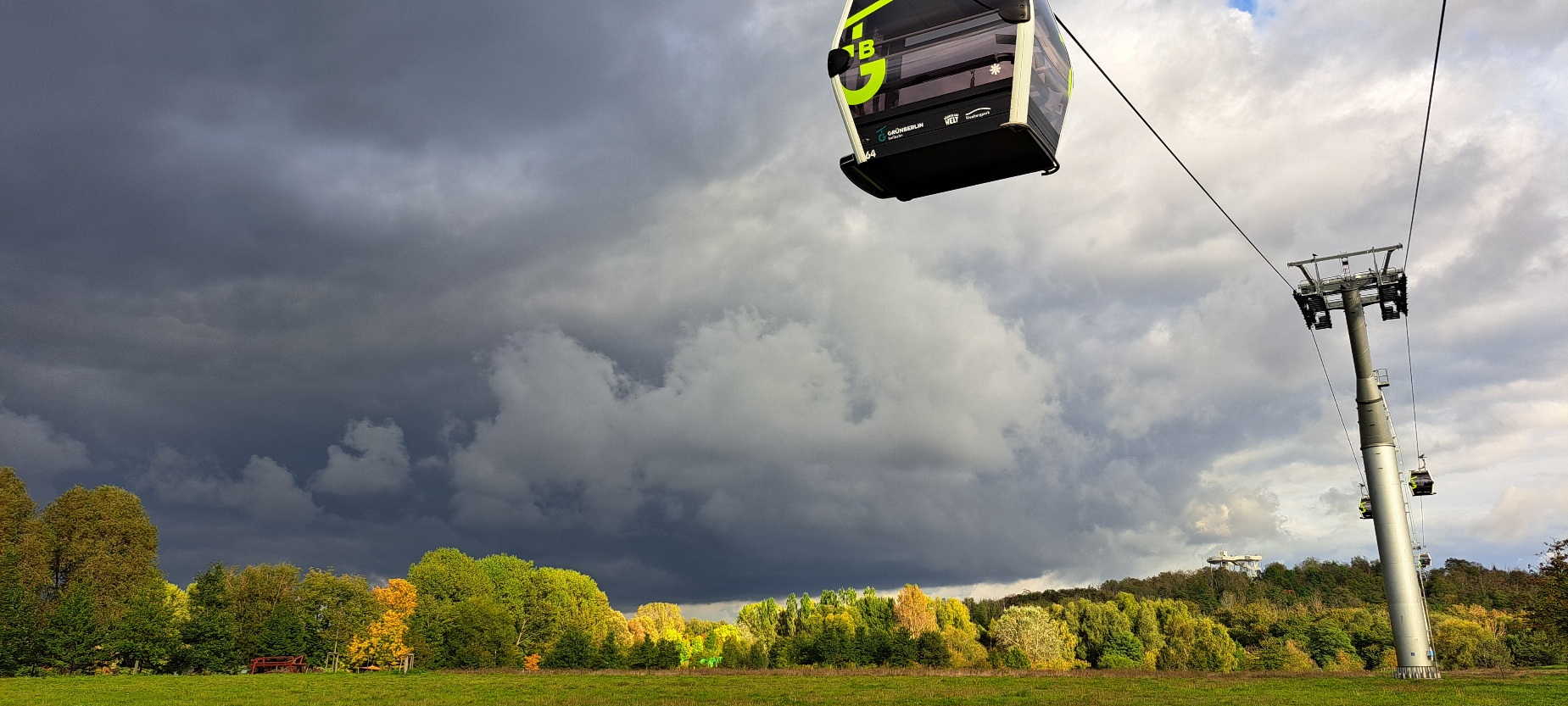 Bunte Laubbäume, dunkler Himmel