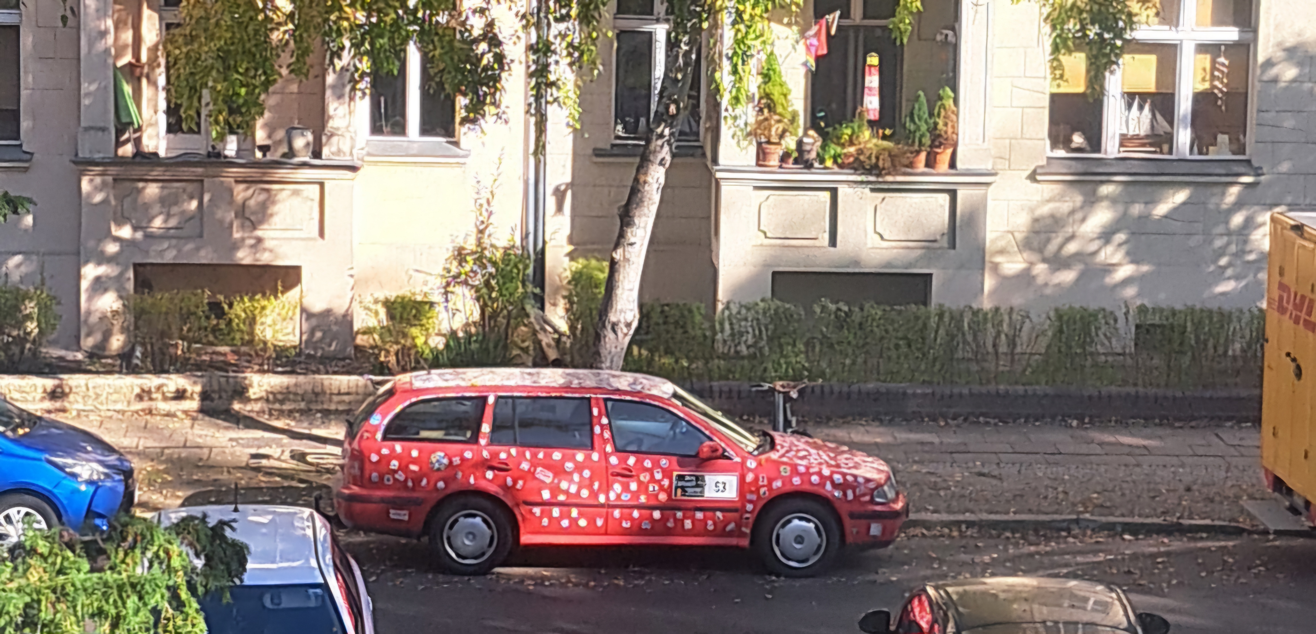 rotes Auto mit vielen Aufklebern