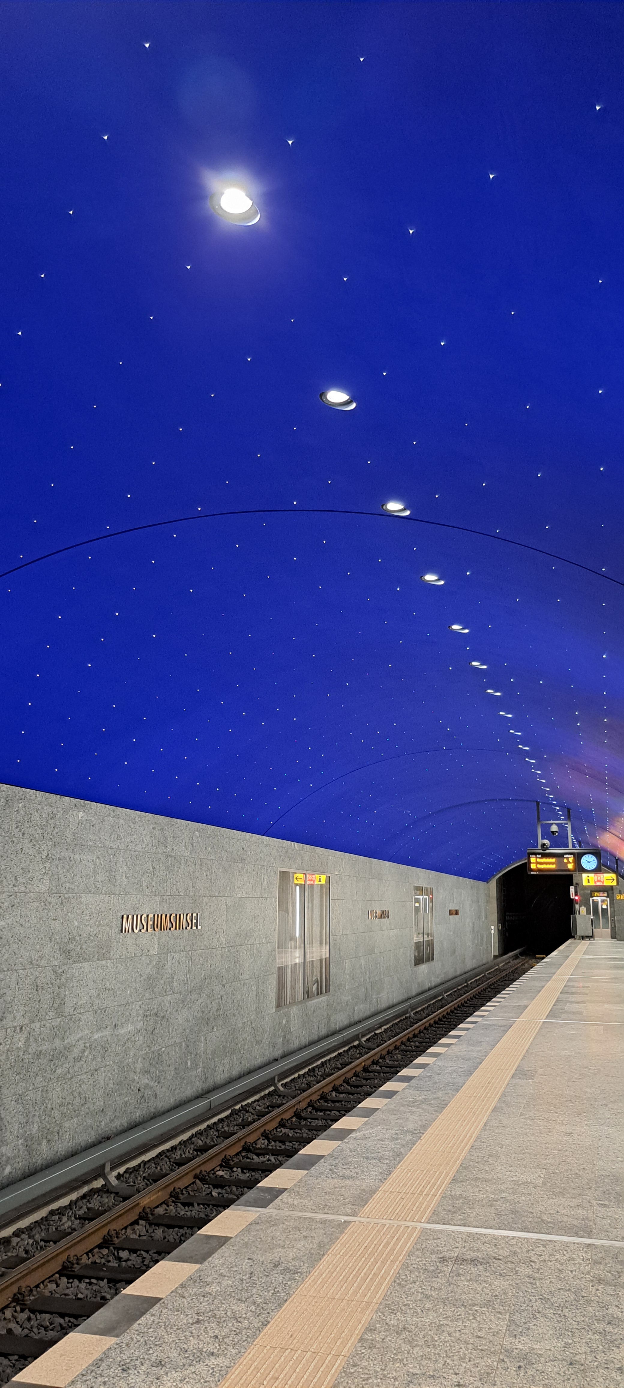 Ich stieg am meiner Meinung nach schönsten und saubersten U-Bahnhof Berlins aus. Museumsinsel.
