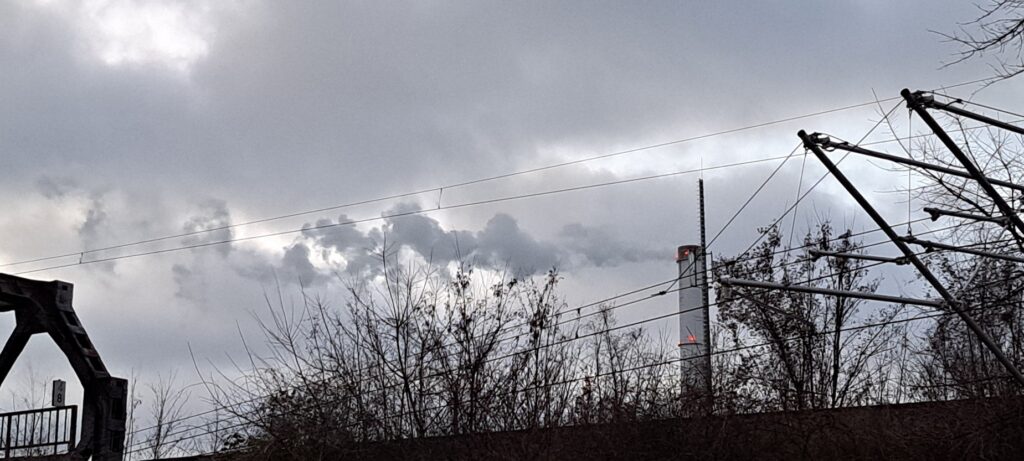 grauer Himmel, Kraftwerkdampf