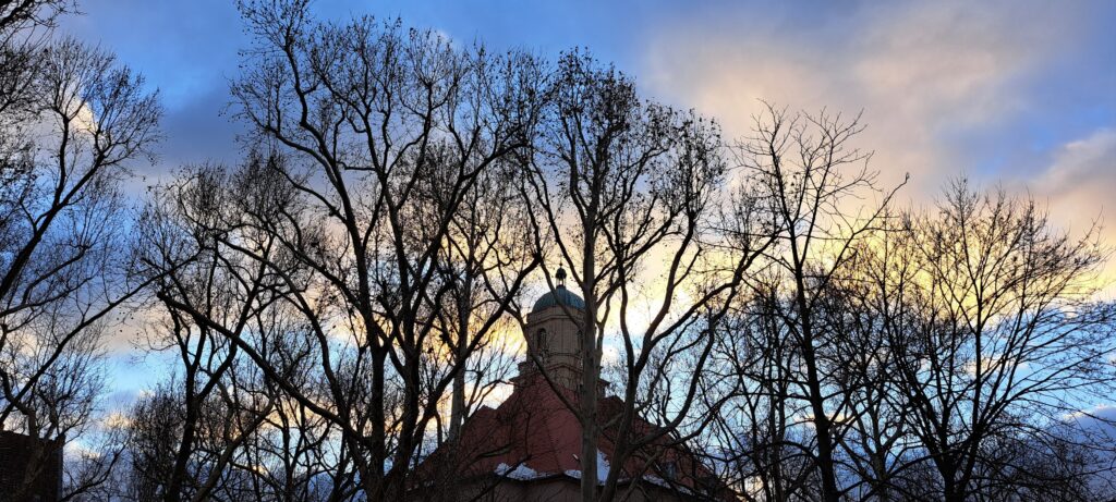 Kirche im Gegenlicht