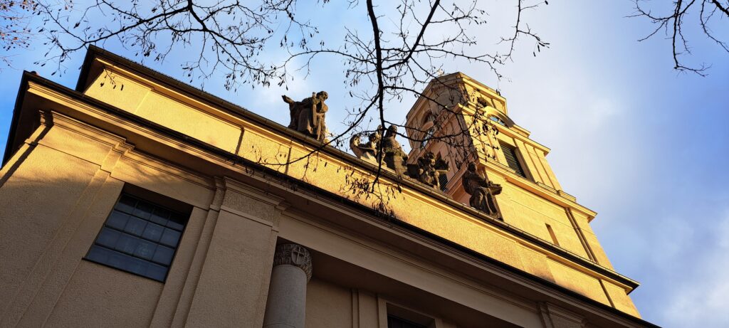 Kirche im Sonnenlicht