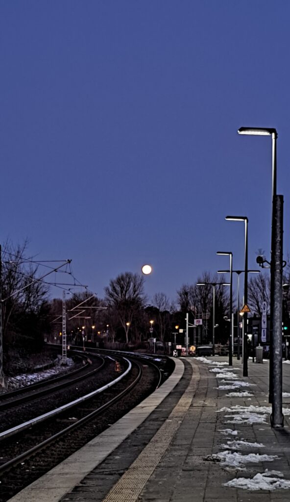 Vollmond am Bahnsteig