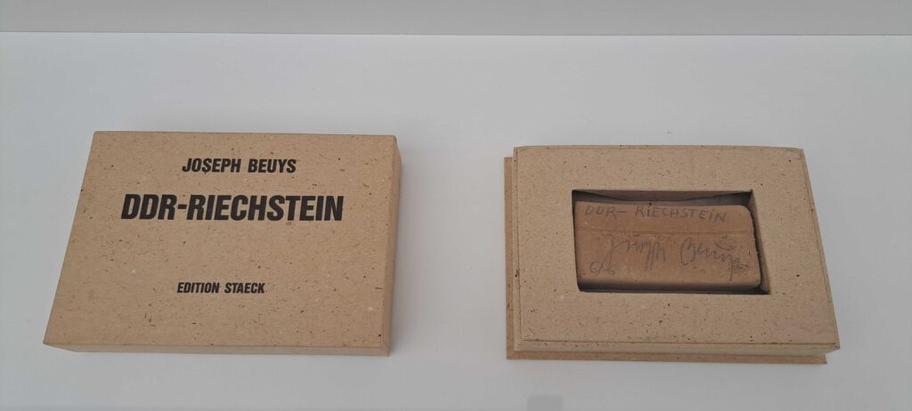 Beuys nutzt den Wetzsteins für Vögel für seine Kunst.