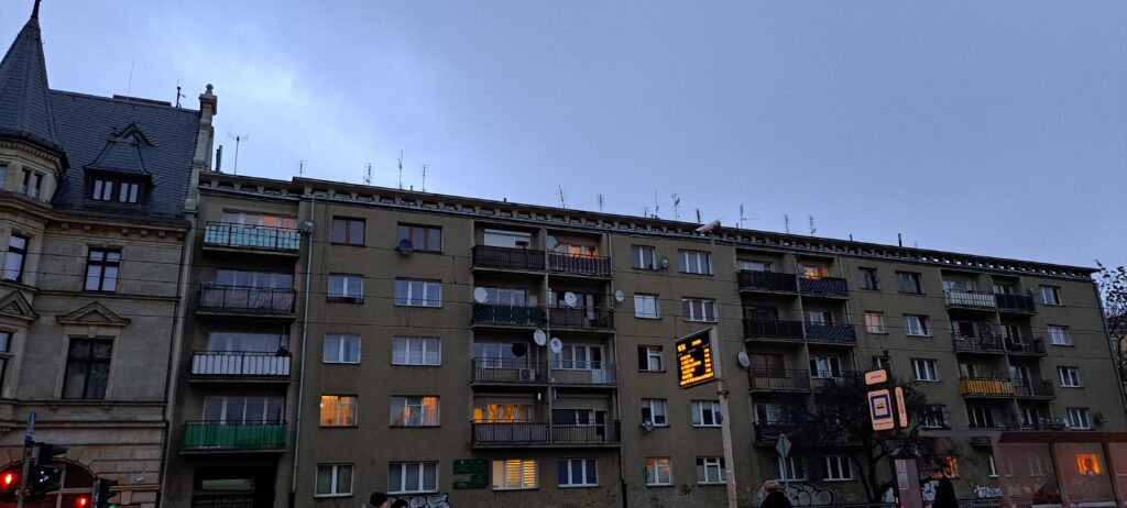 Häuserfront mit Fernsehantennen auf dem Dach