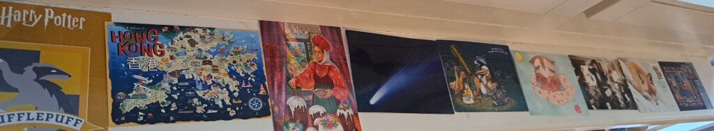 eine Reihe Postkarten liegt auf einer Fensterbank