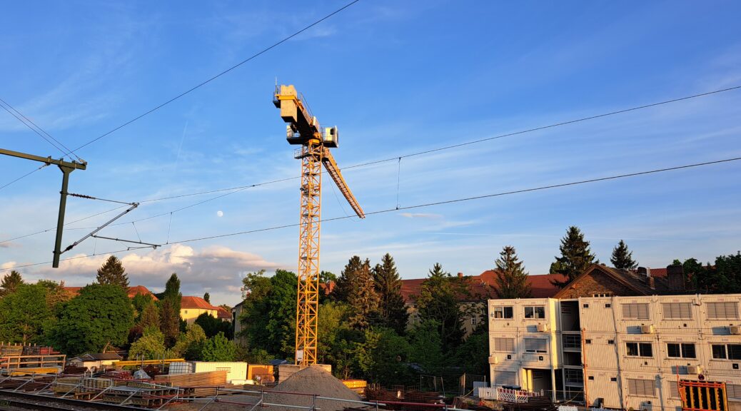 Blick in den blauen Abendhimmel mit Schleierwolken in der Großstadt