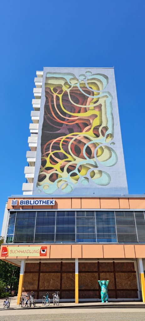 Bibliotheksgebäude mit abstrakter Bemalung an der Seite