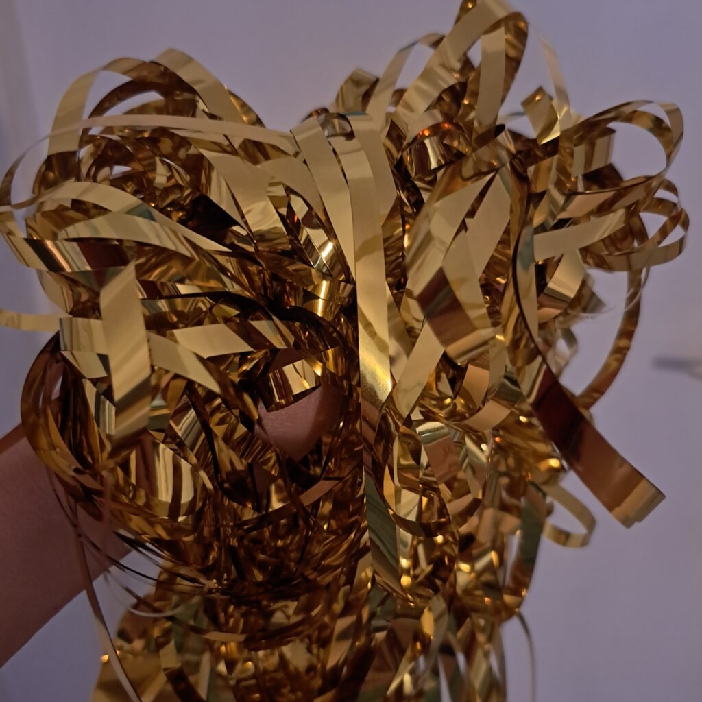 goldener glitzernder Puschel