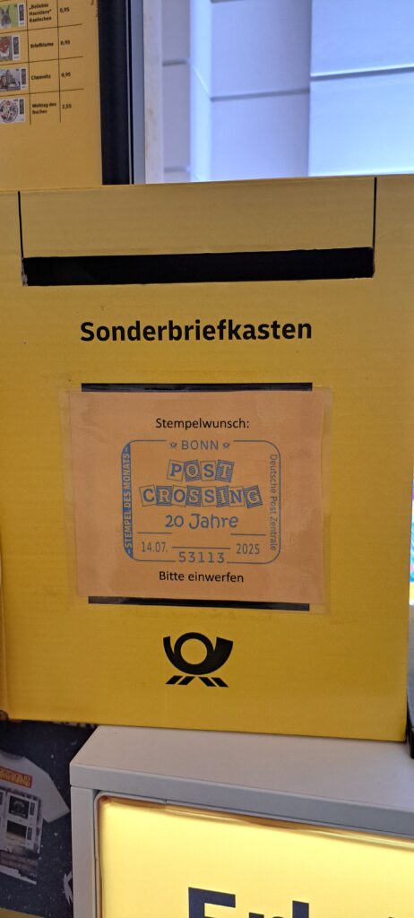 Sonderbriefkasten mit abgebildetem Sonderstempel der Deutschen Post 20 Jahre Postcrossing