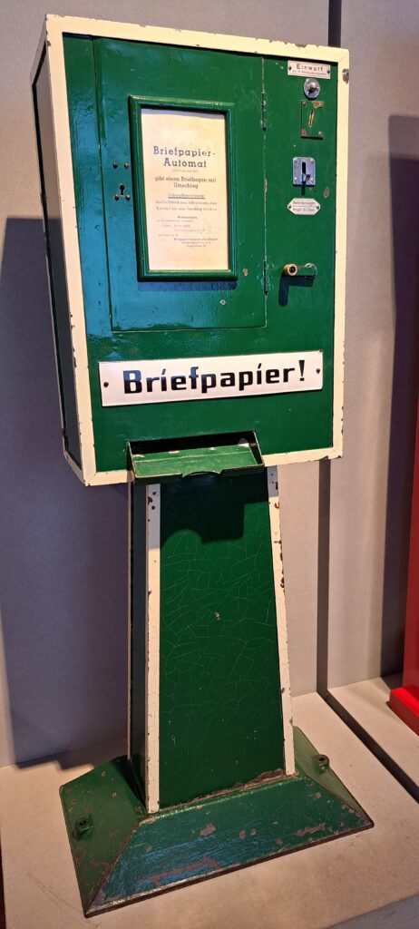 Bild eines alten Briefpapierautomaten, Einwurf ein 10 Reichspfennigstück