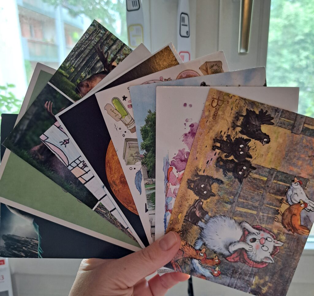 Fächer aus neun Postkarten