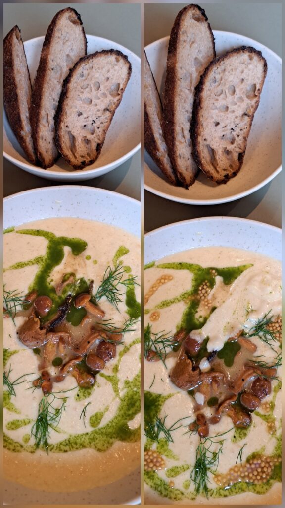 Mittagessen. oben Teller mit 3 Stück Brot, unten Teller mit Kartoffel Pilzsuppe. Links ohne Mustardsoße, rechts mit.