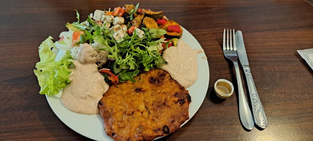 Zucchinireibekuchen mit Grillgemüse und Salat 