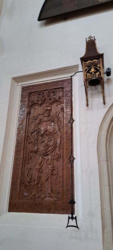 Wandbild einer Figur, aus der Schlangen und Frösche quellen oder sich in sie hineinfressen.