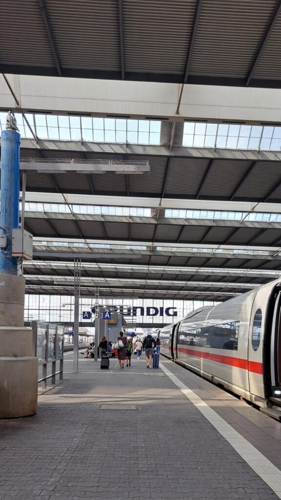 Bahnsteig, rechts ein ICE