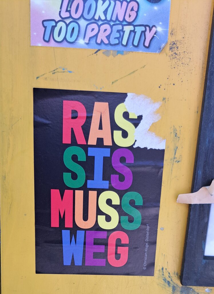 Briefkasten mit Stickern gegen Rassismus