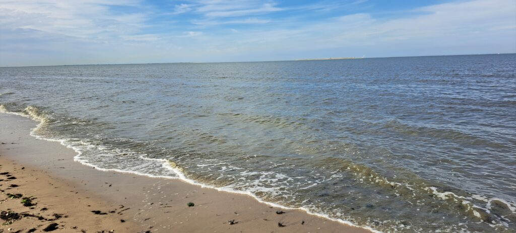 Nordseewellen schlagen an den Strand