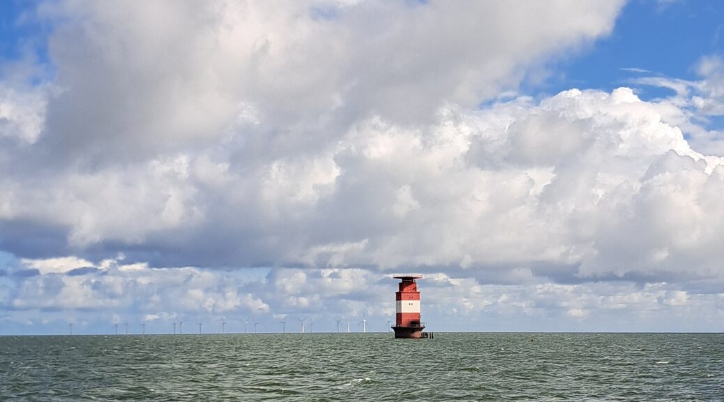rotweißer Leuchtturm in der Nordsee