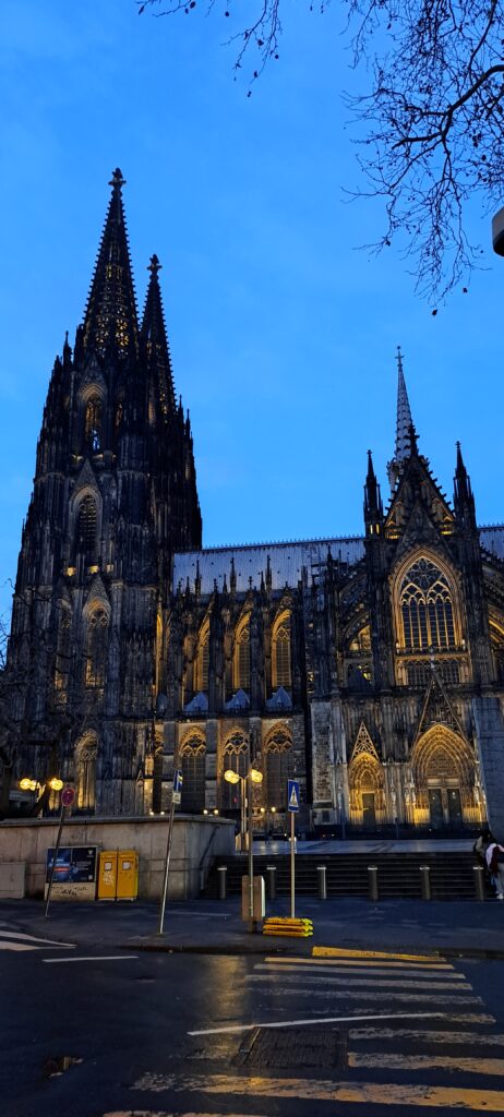 Kölner Dom bei Nacht beleuchtet