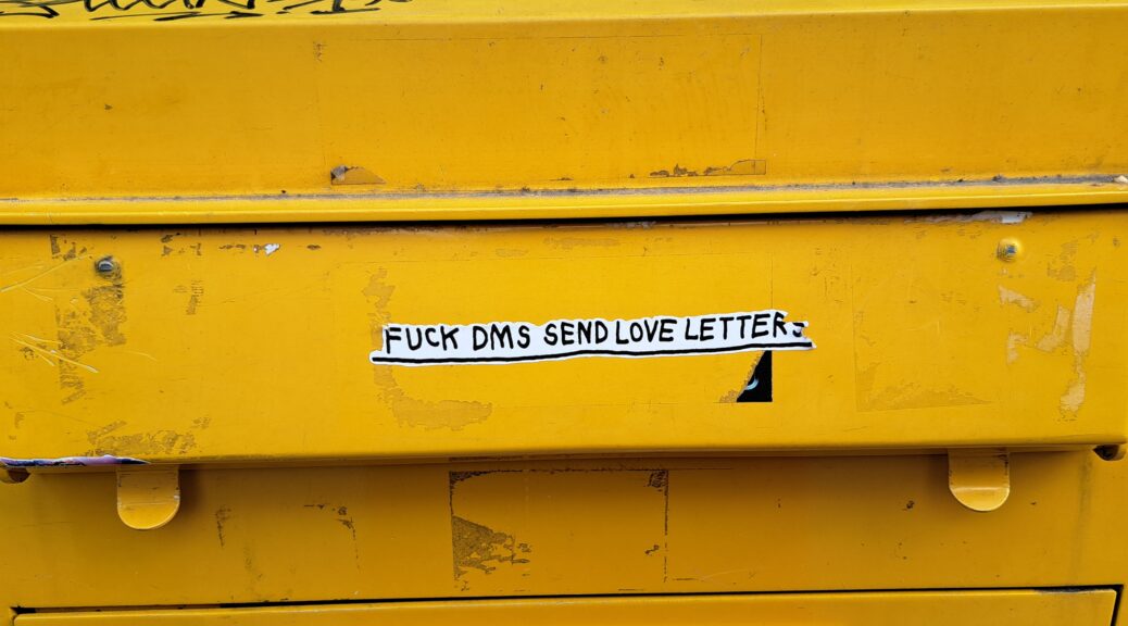 Gelbe Briefkastenklappe auf der Fuck DMS send Love Letters als Sticker aufgeklebt ist