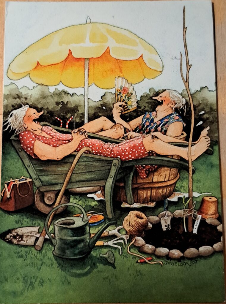 Bild einer Postkarte, Motiv von Inge Löök, 2 alte Damen sitzen lachend unter einem gelben Sonnenschirm