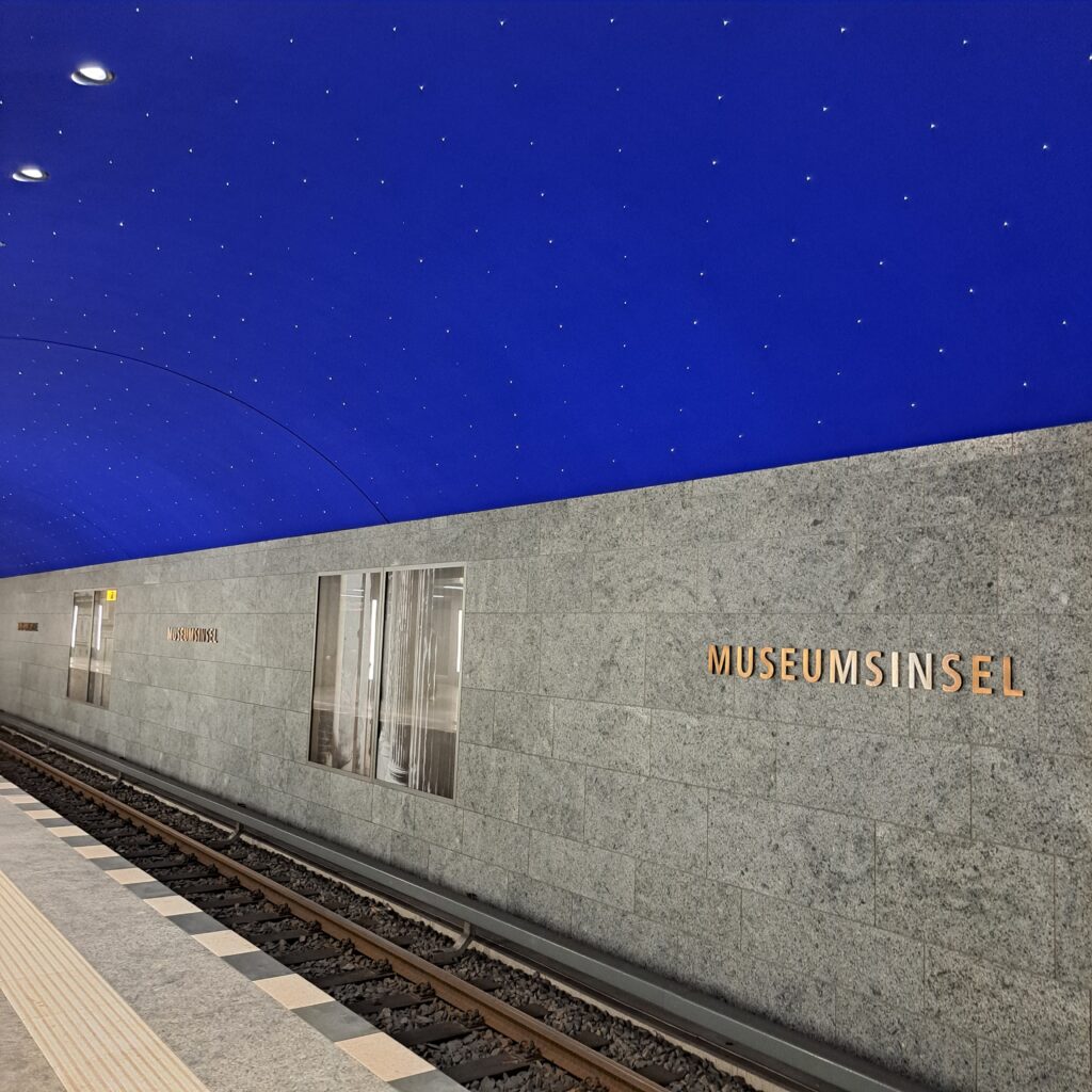 Im U-Bahnhof Museumsinsel