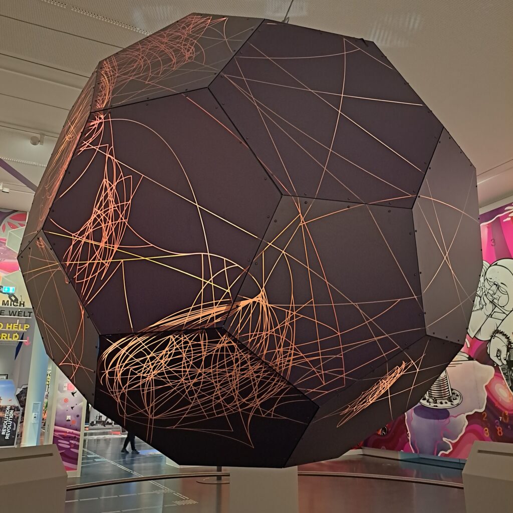 Schwebende vieleckige Kugel, braun mit Linien darauf