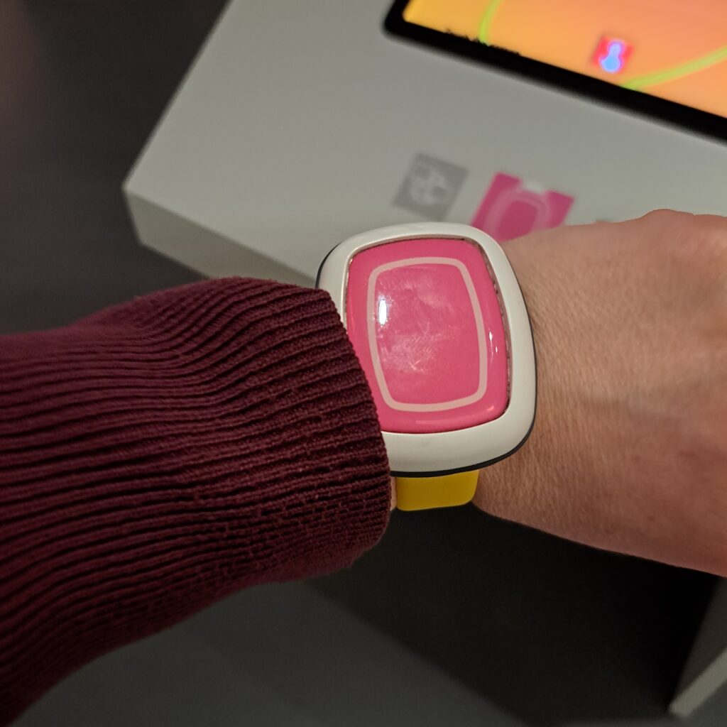 Registrierungsarmband mit einer 5 Zentimeter großen rosa Fläche.