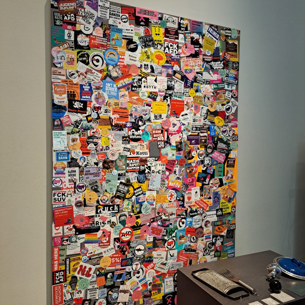 Antisticker auf einer Fläche ca. 2 mal 3 Meter groß