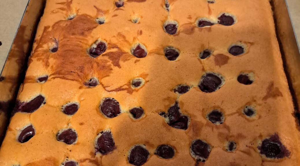 Kirschkuchen auf einem Backblech