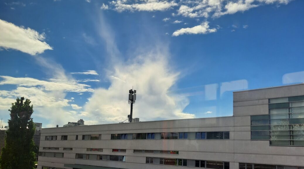 Blick auf eine ungewöhnliche Wolke kurz nach einem Gewitter
