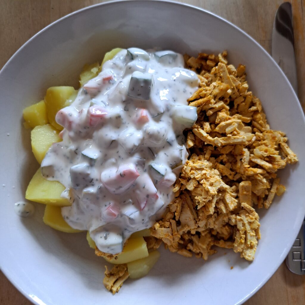 Tofu Geschnetzeltes, Kartoffeln und Gemüsequark