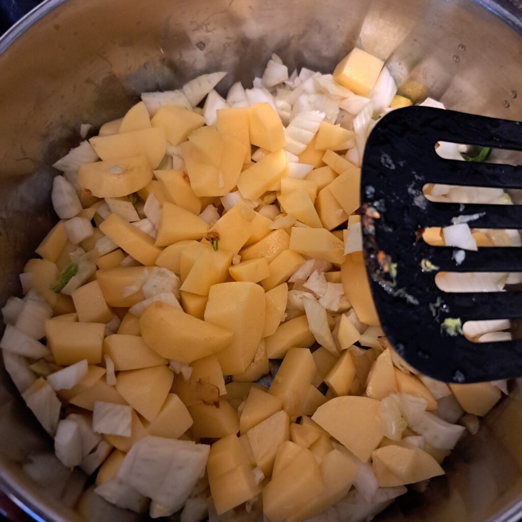 Topf mit kleingeschnittenen Zutaten, Fenchel und Kartoffel
