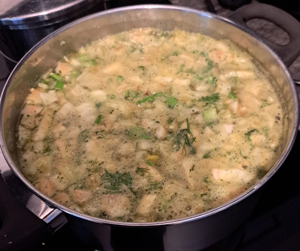 Topf mit gekochter Fenchelsuppe