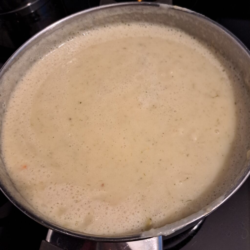 Topf mit pürierter Fenchelsuppe
